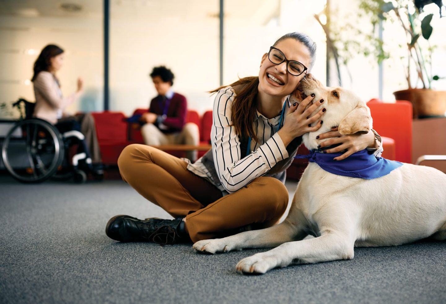 woman with therapy dog